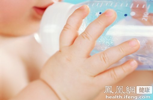 1.7万罐假冒婴儿奶粉流入多地 上海6人被批捕