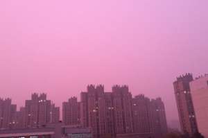 南京现玫红色雾霾 网友：还是头回吸(图)