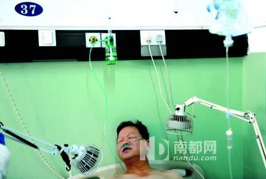 2009年，方渤在医院做烤灯治疗，如今仍在继续。C FP图