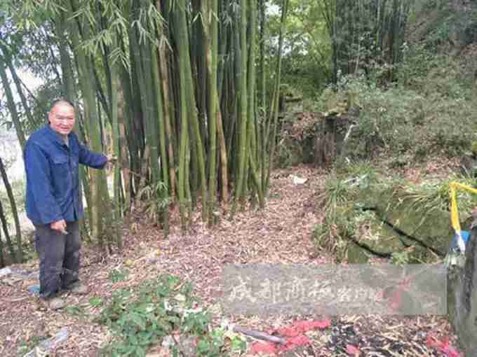 女孩被父亲拴坟场 律师：其父涉嫌构成遗弃罪，应该受到相应处罚