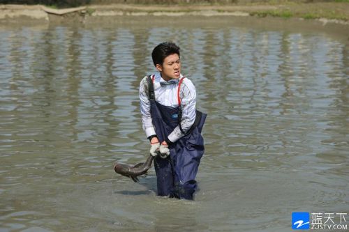 《高能少年团》乌镇体验乡村生活 张一山脱衣捕鱼