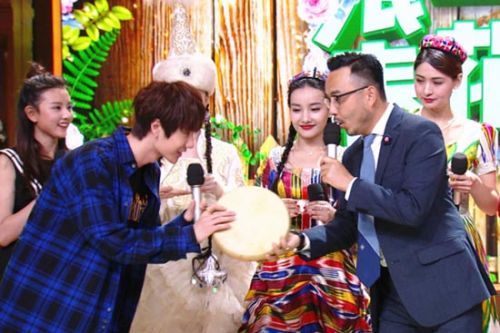 《天天向上》王一博宋祖儿同游吐鲁番 杏花树下玩自拍