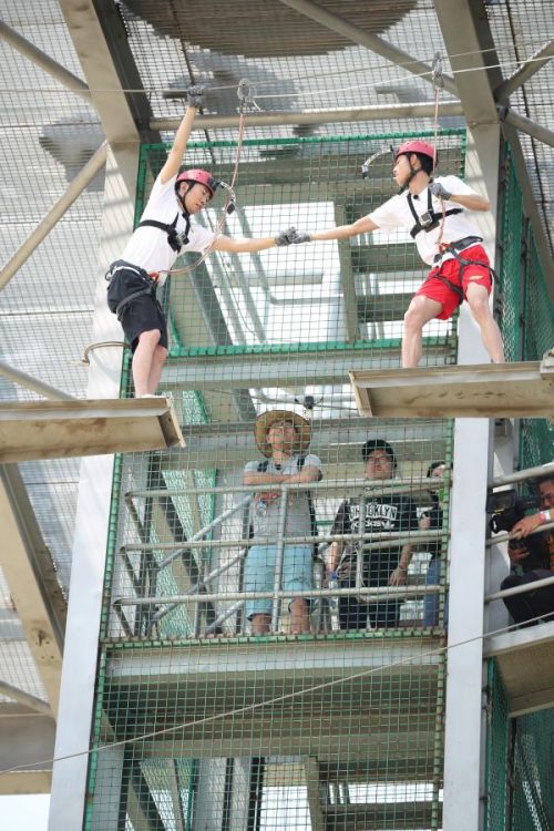 《高能少年团》攀百米高塔 王俊凯惨遭虫子惊魂