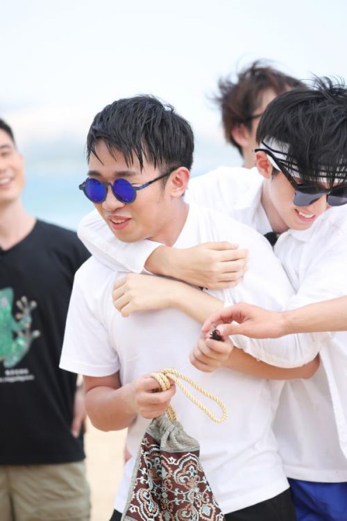 《高能少年团》攀百米高塔 王俊凯惨遭虫子惊魂