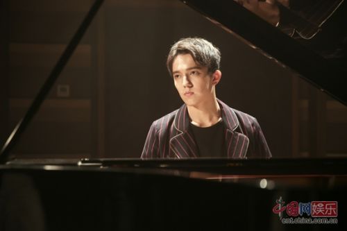 迪玛希《饭饭男友》秀钢琴技 首次演奏中文歌