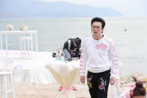《奔跑吧》邓超队长力MAX 为女生化妆大显身手