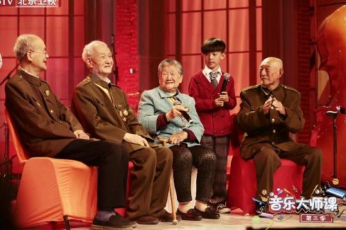 《音乐大师课》10岁小泽禹催泪献唱92岁老兵 朱军班级获奖章