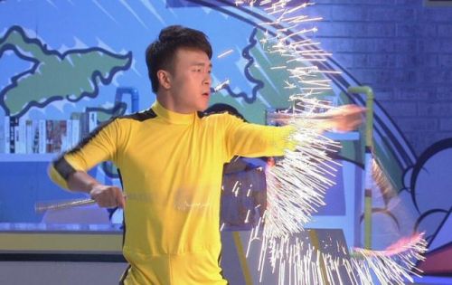 《超人访问团》“传世李小龙”现身 双截棍划火柴还能打乒乓球