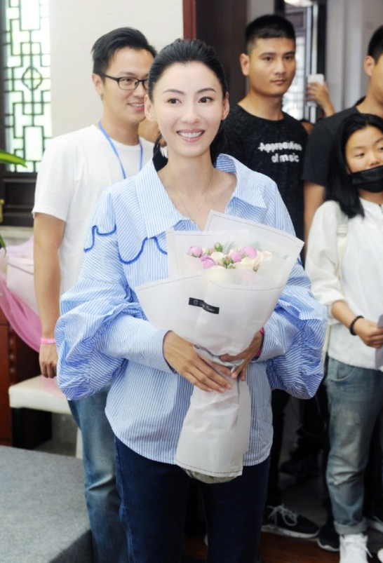 粉丝秘密筹备生日会示爱 张柏芝感动泪崩
